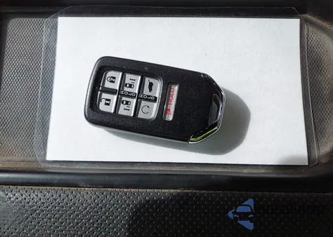 2021 Honda Odyssey Elite z USA, uszkodzony, nr VIN 5FNRL6H98MB010450